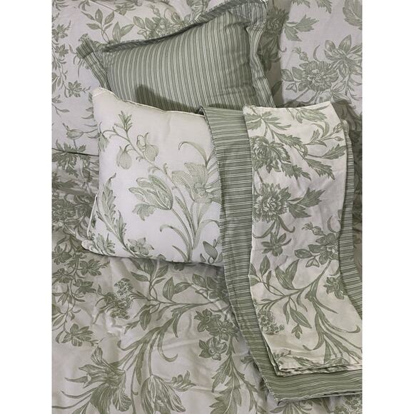 Laura Ashley Home  Lindy 5-Piece Green Floral Cotton Twin 2-Sided Comforter Set - Picture 4 of 9